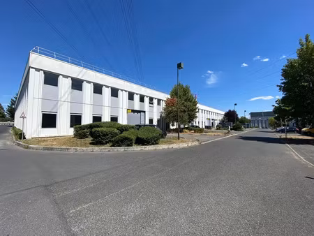 locaux de stockage ou d'activités de plain-pied avec une hauteur sous plafond de 5 m à 7 m