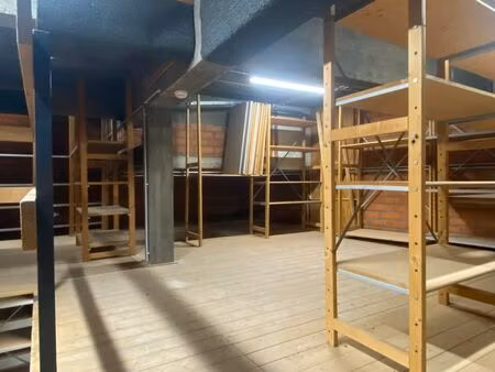 magazijn met autostaanplaats te koop op een toplocatie in...