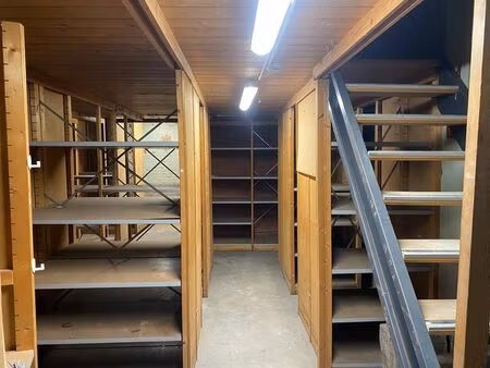 magazijn met autostaanplaats te koop op een toplocatie in...