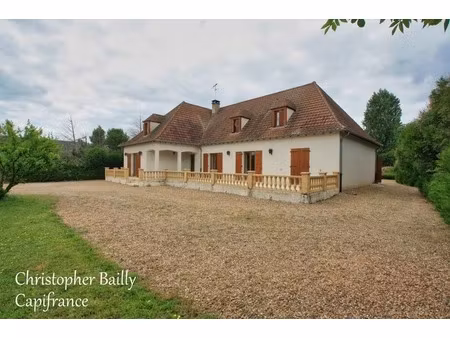 maison traditionnelle   5 chambres  sur 5000 m² de terrain