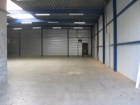 552 m² d'entrepôt + 200 m² de bureaux (duplex)
