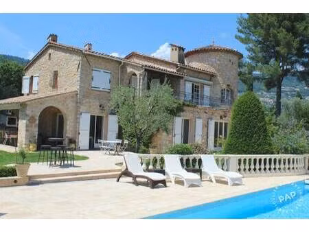 **très belle bastide en pierre dans un cadre très calme avec une très belle vue** sur les 