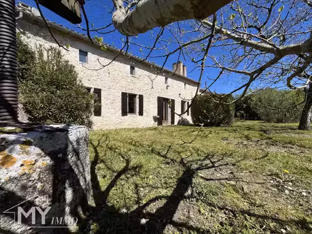 montazeau : maison en pierre à la campagne.