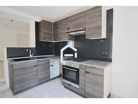 immeuble 162 m² en pleine propriété  3 appartements  centre d'eyguières