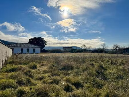 ensemble immobilier comprenant une magnifique parcelle de terrain à bâtir et un joli...