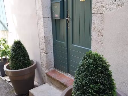 ravissante maison de village. beaucoup de charme.