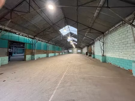 local de 610m2 à 6.400m2