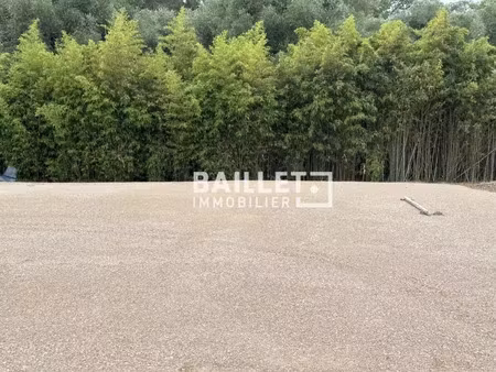 loue un terrain de 260 m2 à usage de stockage