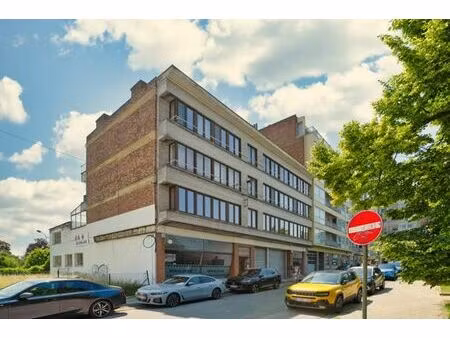 vaste espace commercial/entrepôt avec bureaux