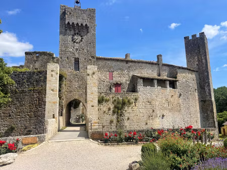 château du xiii ème à restaurer situé dans le petit village