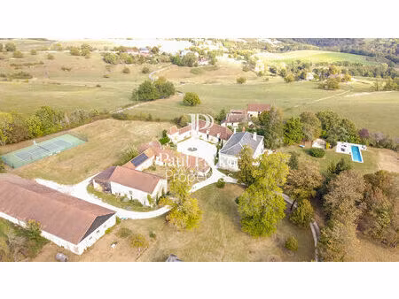 propriété de prestige et ses dépendances  domaine de 61 hectares  au coeur du périgord 241