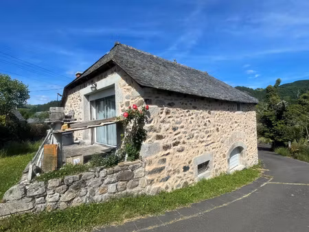 jolie maison en pierre sur la commune de saint-etienne de ch