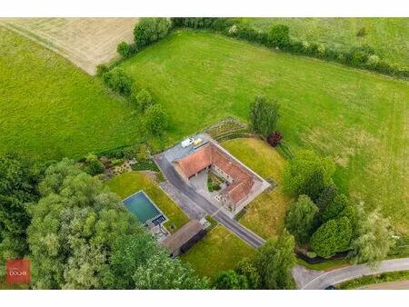 zeer rustig gelegen instapklaar landhuis met zwemvijver