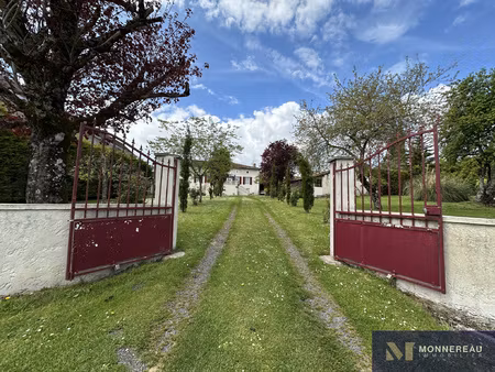 maison familiale avec piscine en campagne charentaise