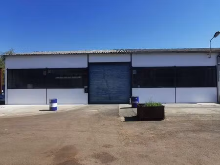 local sécurisé (eau  électricité  parking  wc)