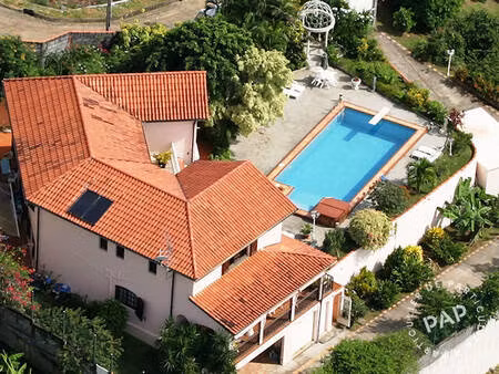 son propriétaire vous propose cette demeure d’exception   vendue entièrement meublée  de 3