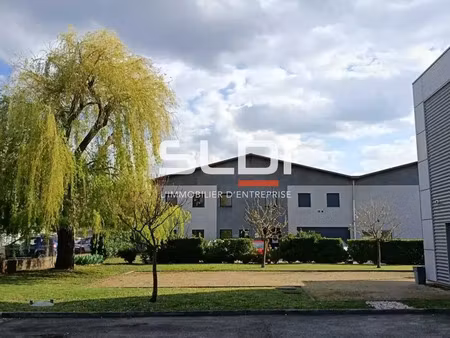 a vendre locaux d'activites et de bureaux 1092 m² non divisibles