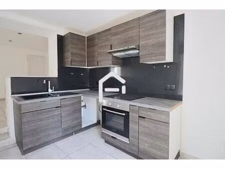 immeuble 162 m² en pleine propriété  3 appartements  centre d'eyguières