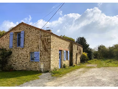 maison ancienne avec joli jardin.
