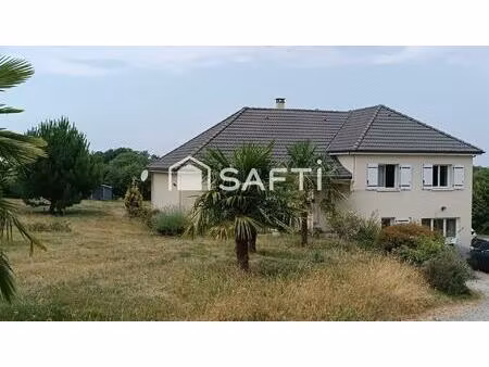 maison récente construite à la campagne avec de beaux volumes