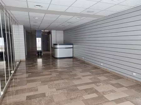 location locaux professionnels 72 m² à arras (62000)  2 300 €