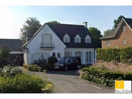 villa avec permis pour la construction de 8 app. et 12 empl.