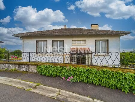 a vendre à aurillac  quartier stade  sur terrain d'environ 500 m²  maison de type 5 d'une.