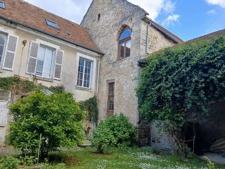 demeure de caractère en pierres chargée d'histoire