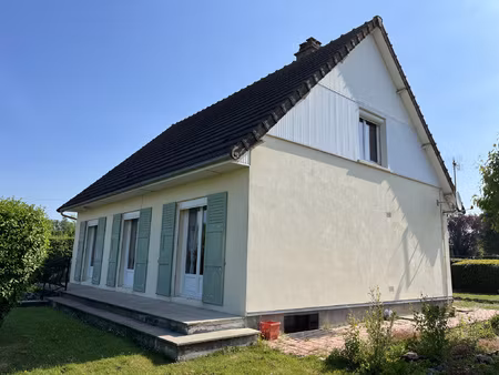 maison avec trois chambres