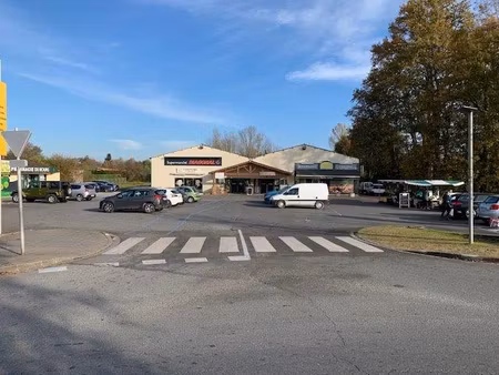 centre commercial de 1500 m² avec 11 locaux à terminer et parking à izon