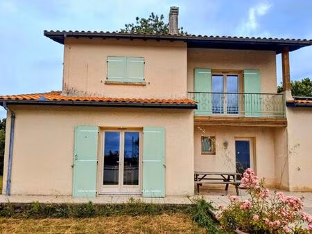 superbe maison avec piscine  terrasse 70 m²  cuisine d'été  garage et jardin arboré. intér