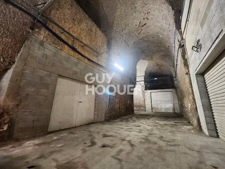 grand espace de stockage divisé  clos et sécurisé