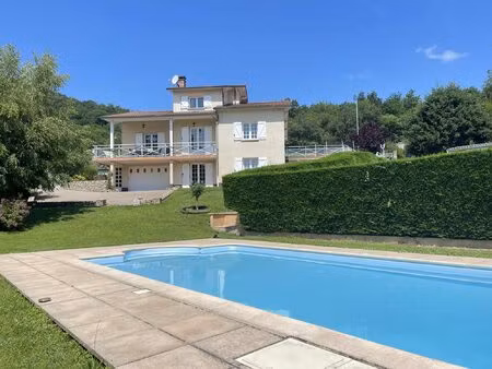 a vendre  villa avec piscine  à enval  à 5 min de riom