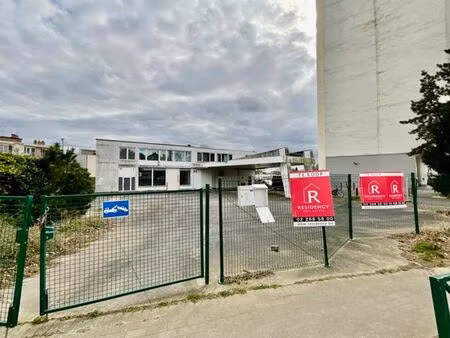 immeuble commercial + parking et appartement