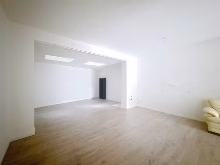 à louer : propriété commerciale rénovée avec un emplacement