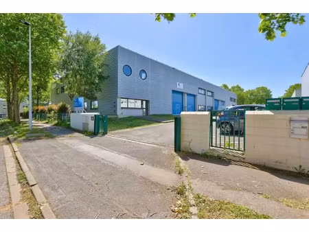 à louer : 1 lot d'activité avec bureaux d'accompagnement  disponible immédiatement■827 m²