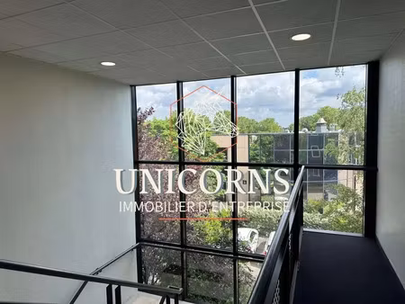 au sein d'un immeuble indépendant - bureaux 256 m² divisibles - labege enova