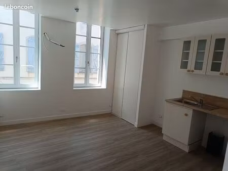 a louer  charmant t2 de 30 m2 en plein centre de beaumont-de-lomagne