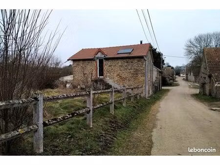 petite maison en pierre avec grange et terrain