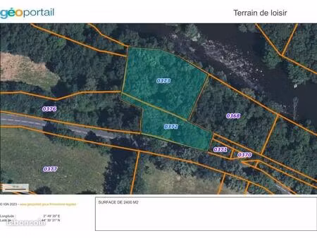 terrain de loisir en bordure de la rivière