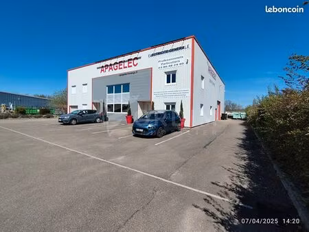 local 520 m² moneteau