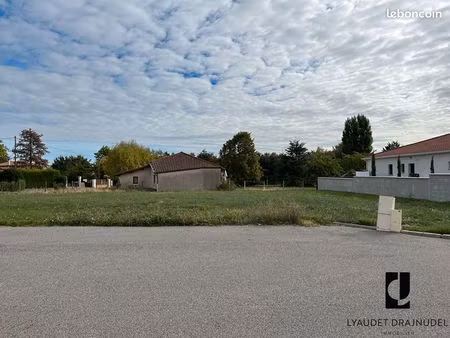 terrain 775 m² renaison