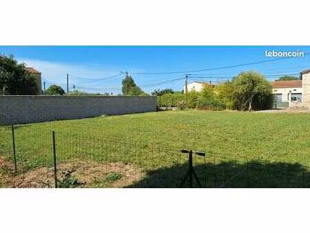 grande parcelle constructible dans l'agréable village de galargues