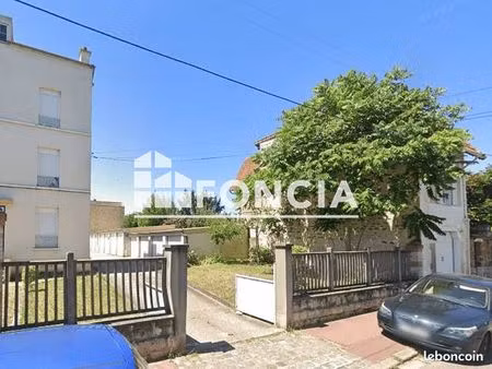 parking la varenne saint hilaire