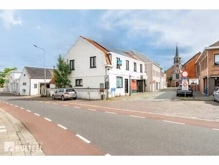 handelspand met woonst in het centrum van moerbeke