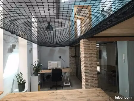 bureau ouvert dans espace de coworking