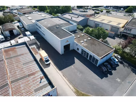 bâtiment indépendant de 1 470 m² + mezzanine sur 2 680 m² de terrain clos
