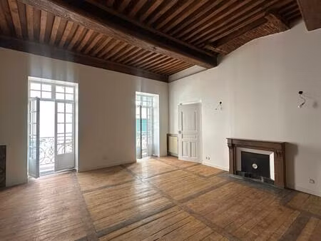 appartement entièrement rénové type 2 au centre-ville de bourg