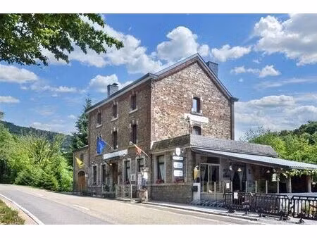 b&b-restaurant de charme avec jardin bucolique.