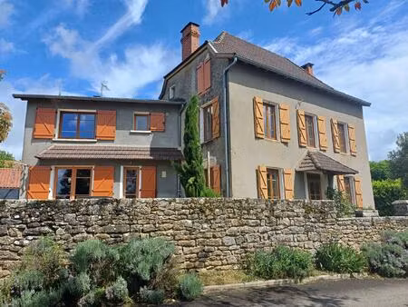 belle maison rénovée avec jardin et terrasse extérieure